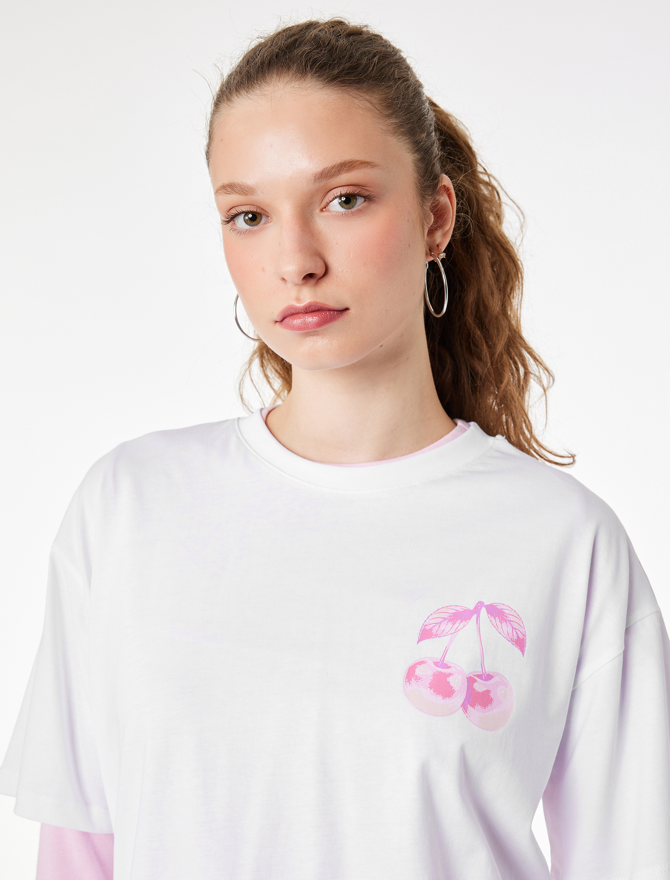   Rahat Kalıp Kısa Kollu Bisiklet Yaka Arkası Kiraz Baskılı Tişört