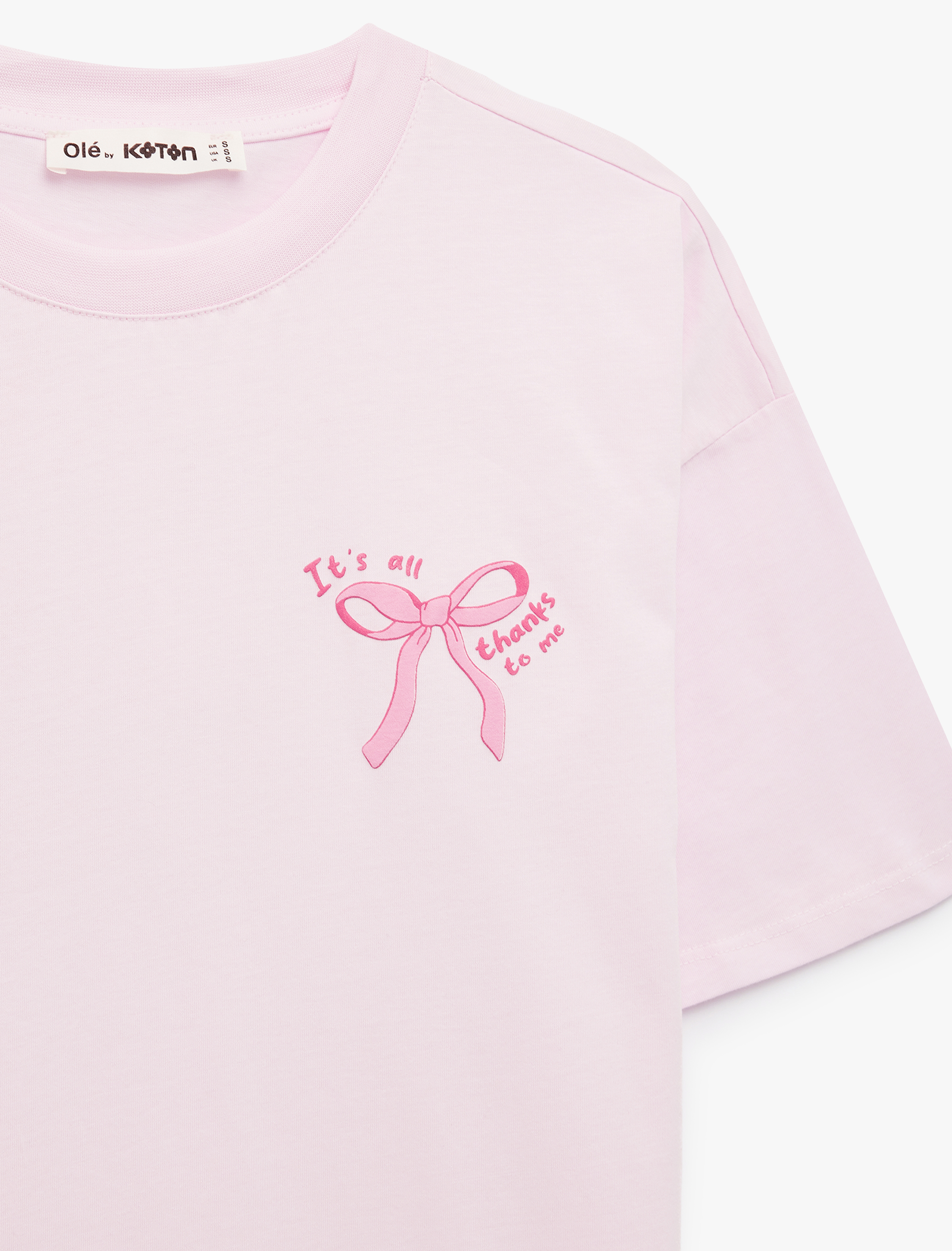   Rahat Kalıp Kısa Kollu Bisiklet Yaka Arkası Baskılı Fiyonklu Tişört