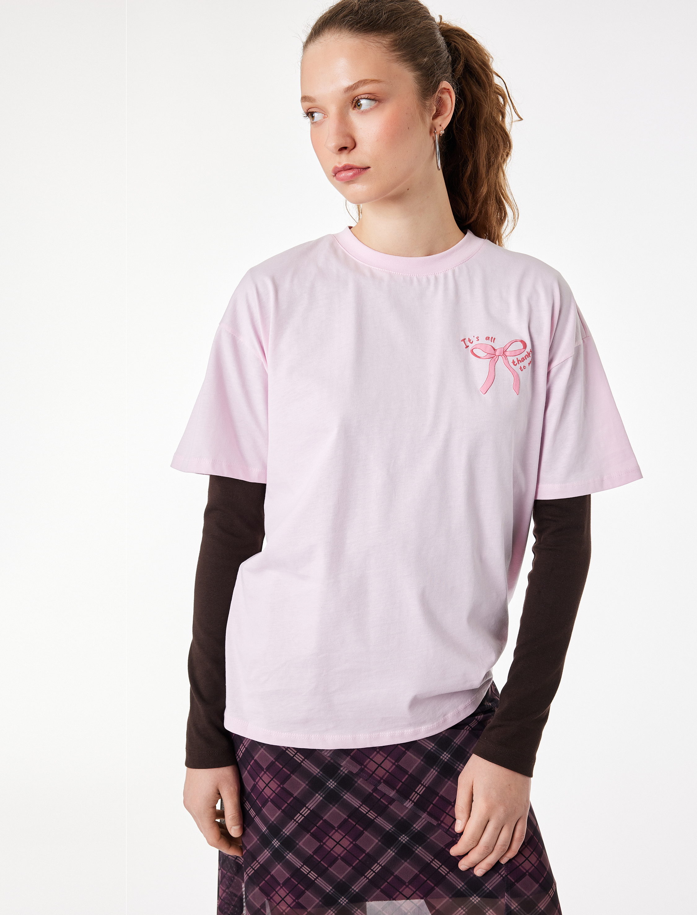   Rahat Kalıp Kısa Kollu Bisiklet Yaka Arkası Baskılı Fiyonklu Tişört