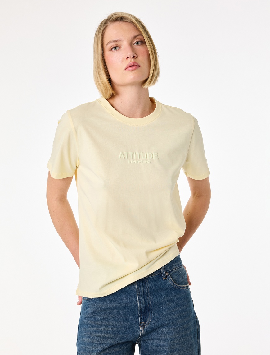 Koton Kadın Pamuklu Kısa Kollu Bisiklet Yaka Kabartma Baskı Detaylı T-Shirt