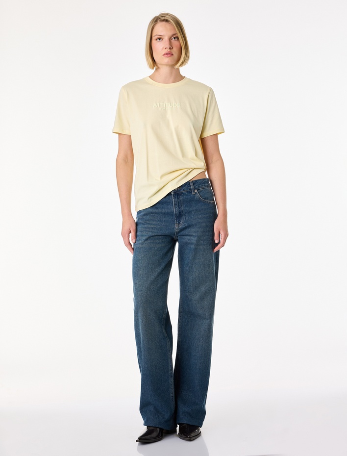  Pamuklu Kısa Kollu Bisiklet Yaka Kabartma Baskı Detaylı Tişört