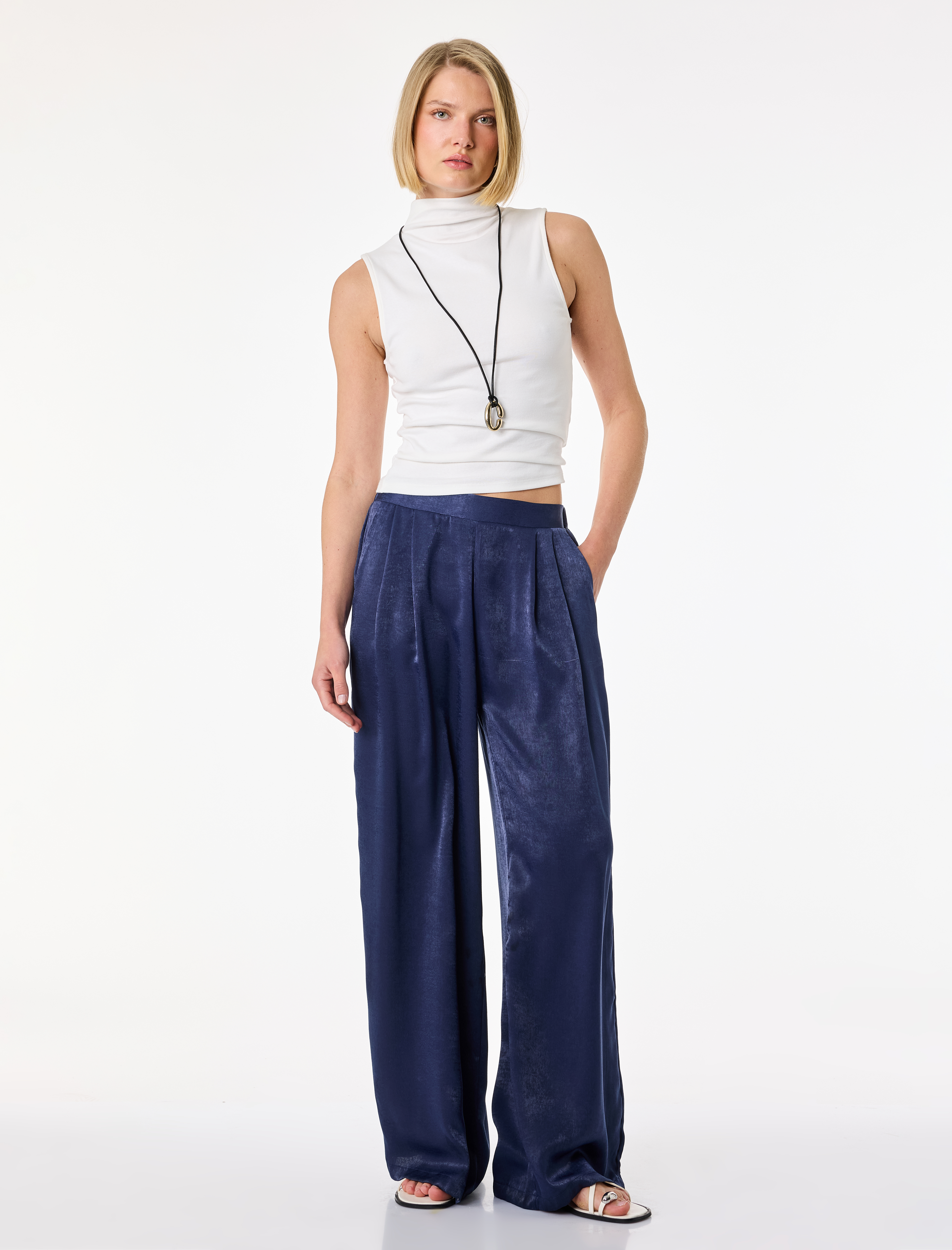   Normal Bel Pileli Cep Detaylı Geniş Paça Saten Pantolon