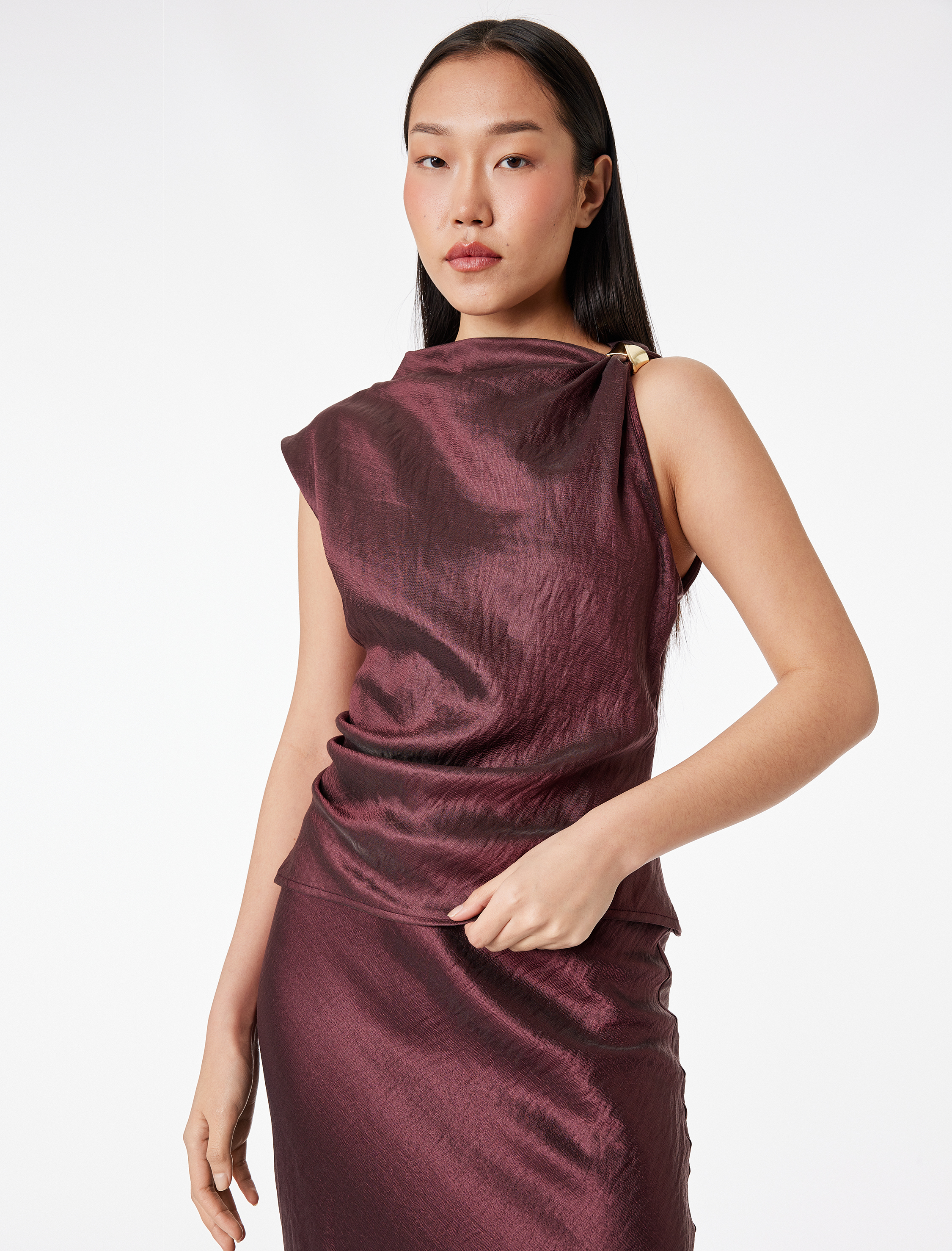 Metal Aksesuarlı Yuvarlak Kayık Yaka Kolsuz Dokulu Saten Bluz