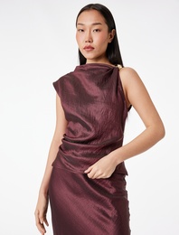 Metal Aksesuarlı Yuvarlak Kayık Yaka Kolsuz Dokulu Saten Bluz