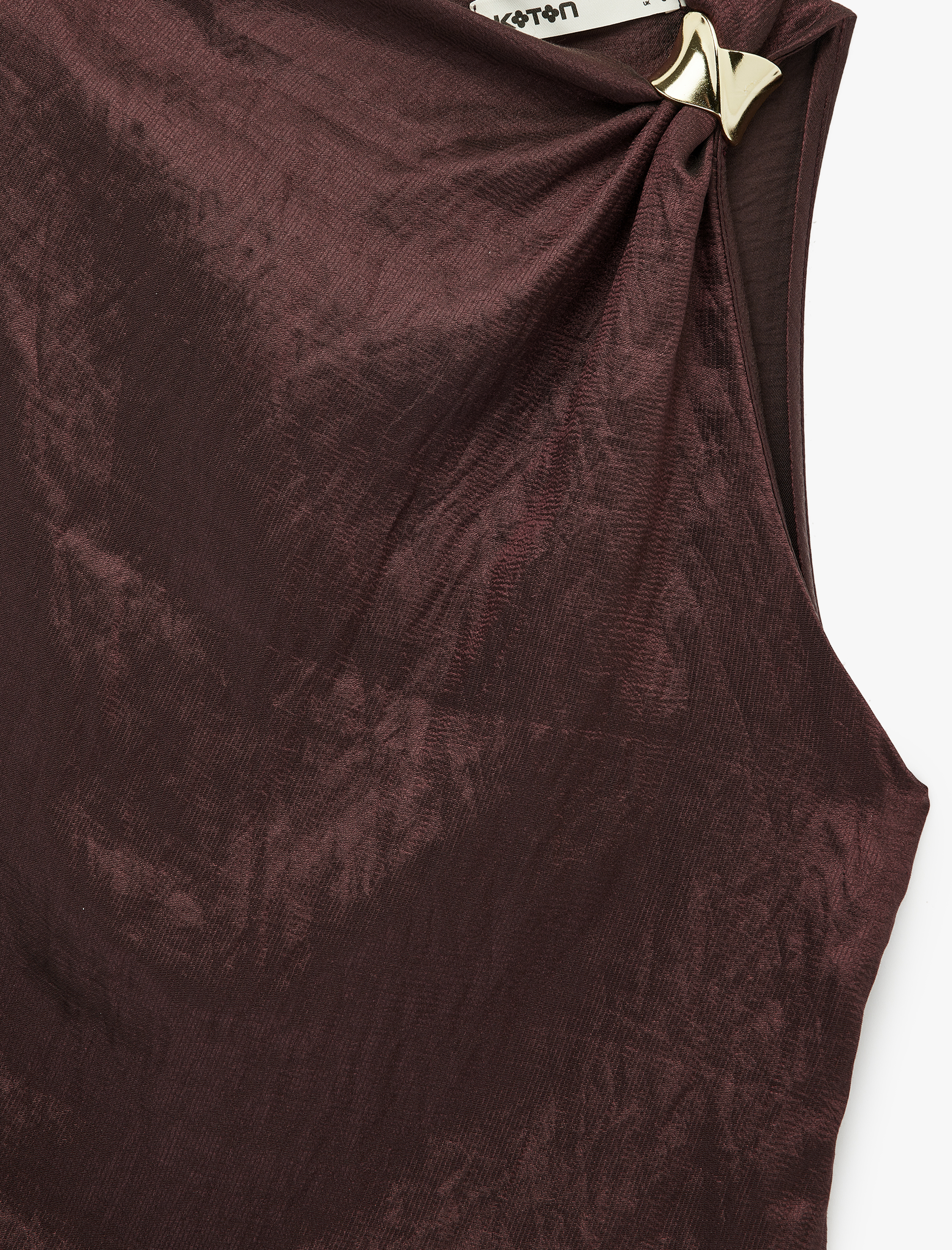 Metal Aksesuarlı Yuvarlak Kayık Yaka Kolsuz Dokulu Saten Bluz - Görsel 5