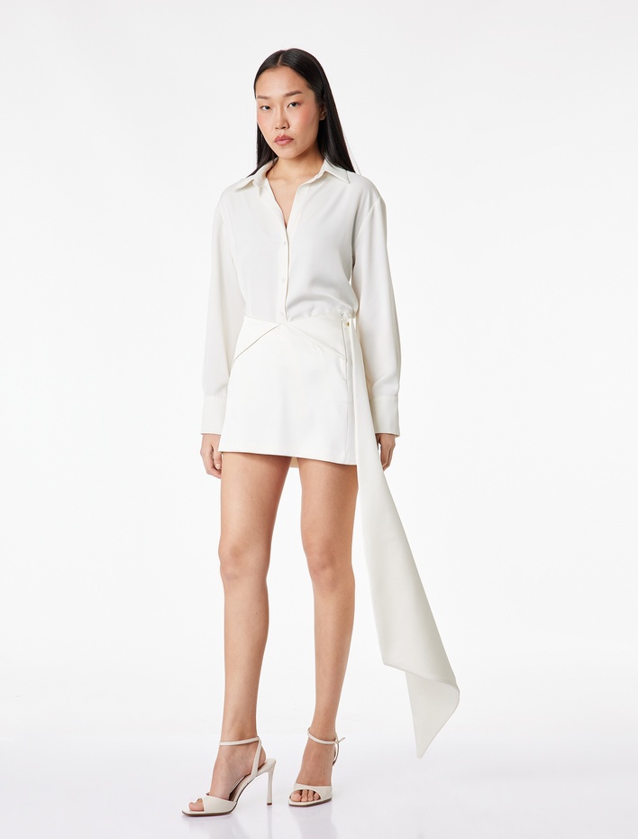  Kumaş Detaylı Asimetrik Mini Saten Etek