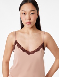 Viskon Kumaş Dantel Detaylı Askılı Pijama Üstü