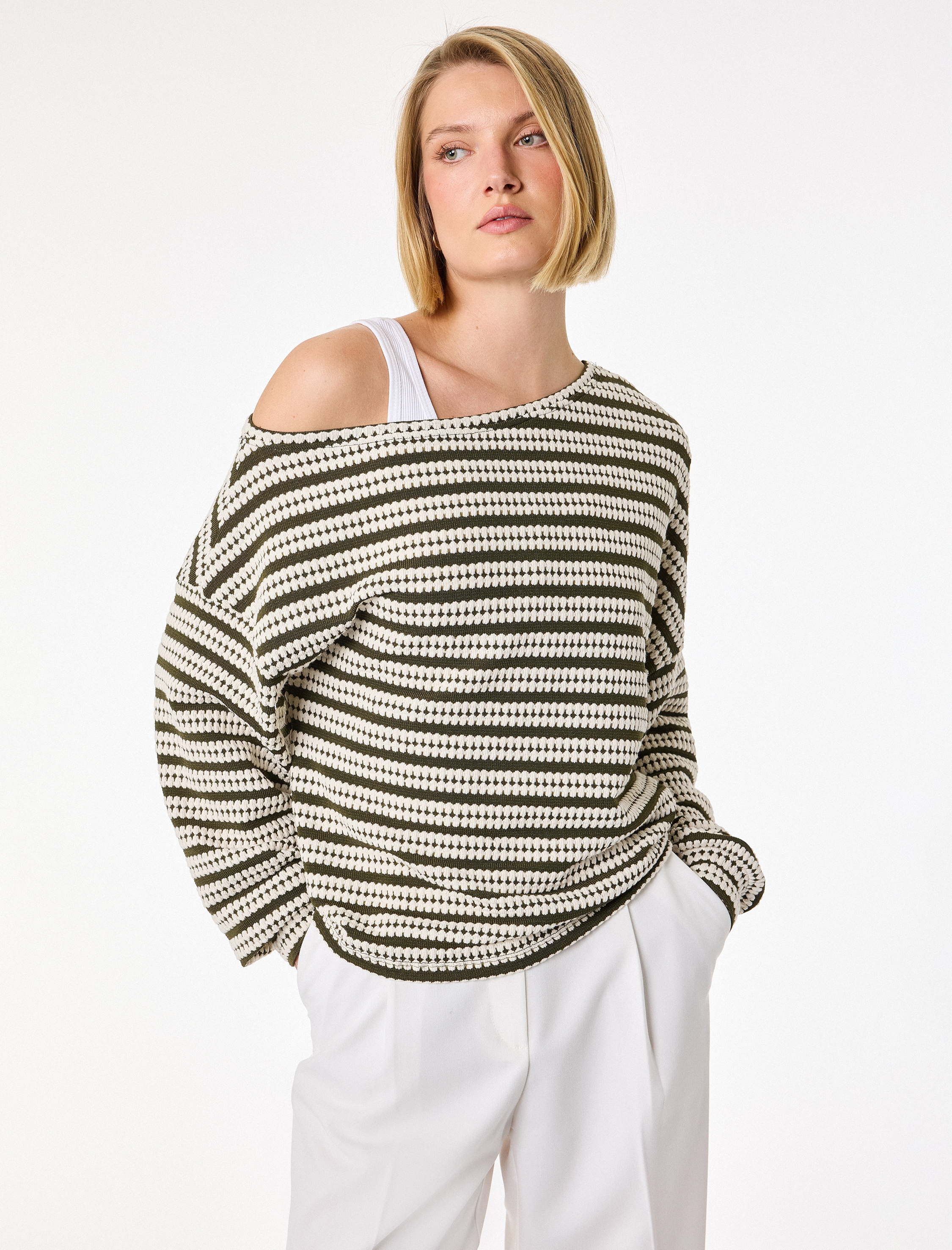   Uzun Kollu Asimetrik Kesim Omzu Açık Çizgili Tişört