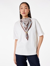 Regular Fit Kısa Kollu Bisiklet Yaka Fular Aksesuar Detaylı Tişört