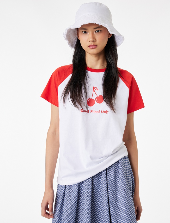  Rahat Kalıp Kısa Reglan Kollu Bisiklet Yaka Kiraz Baskılı Tişört