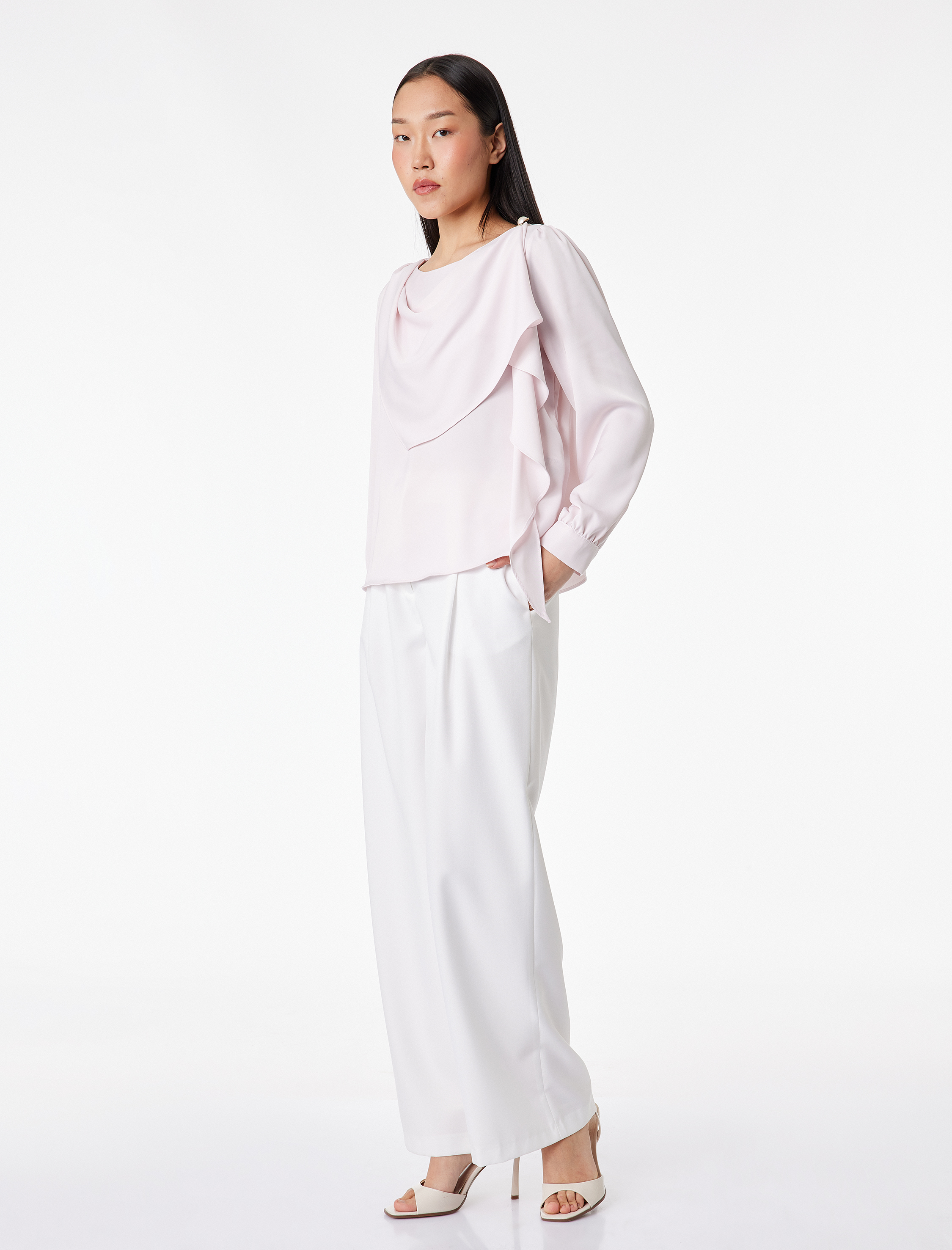   Dökümlü Şal Yaka Metal Aksesuarlı İnci Detaylı Uzun Kollu Saten Bluz