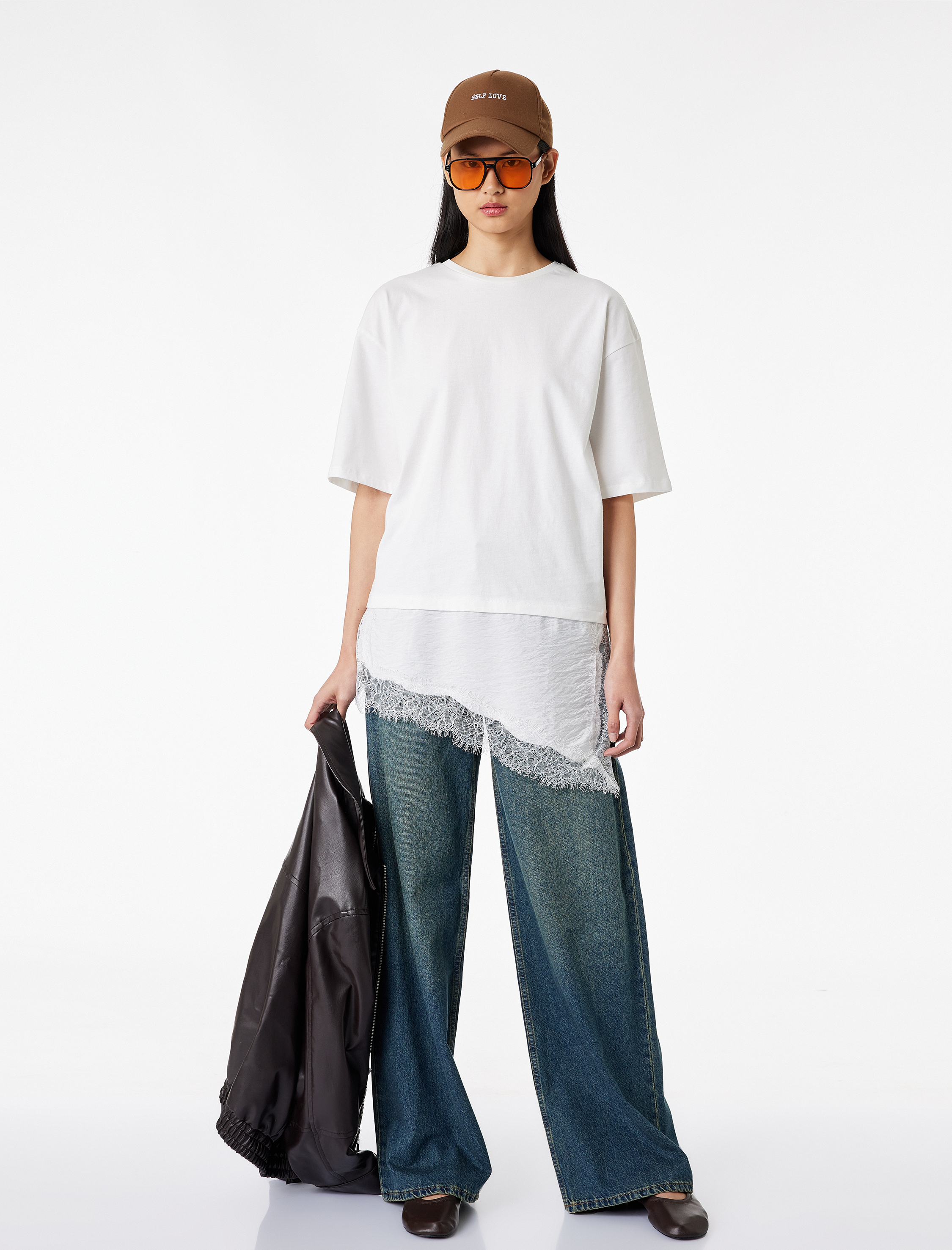   Regular Fit Kısa Kollu Bisiklet Yaka Asimetrik Dantel Detaylı Tişört