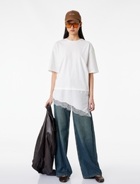 Regular Fit Kısa Kollu Bisiklet Yaka Asimetrik Dantel Detaylı Tişört