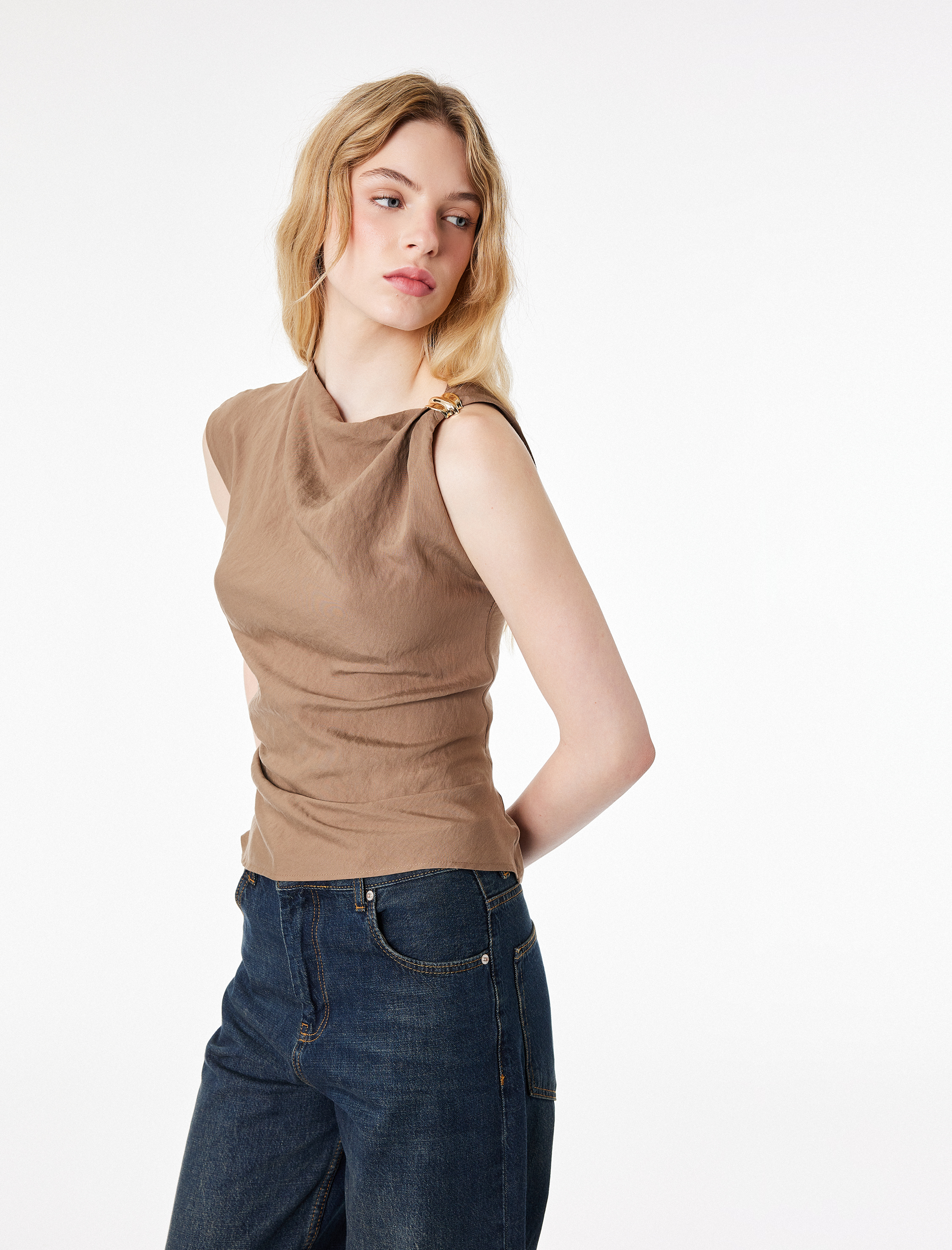   Modal Kumaş Kolsuz Kayık Yaka Aksesuar Detaylı Bluz