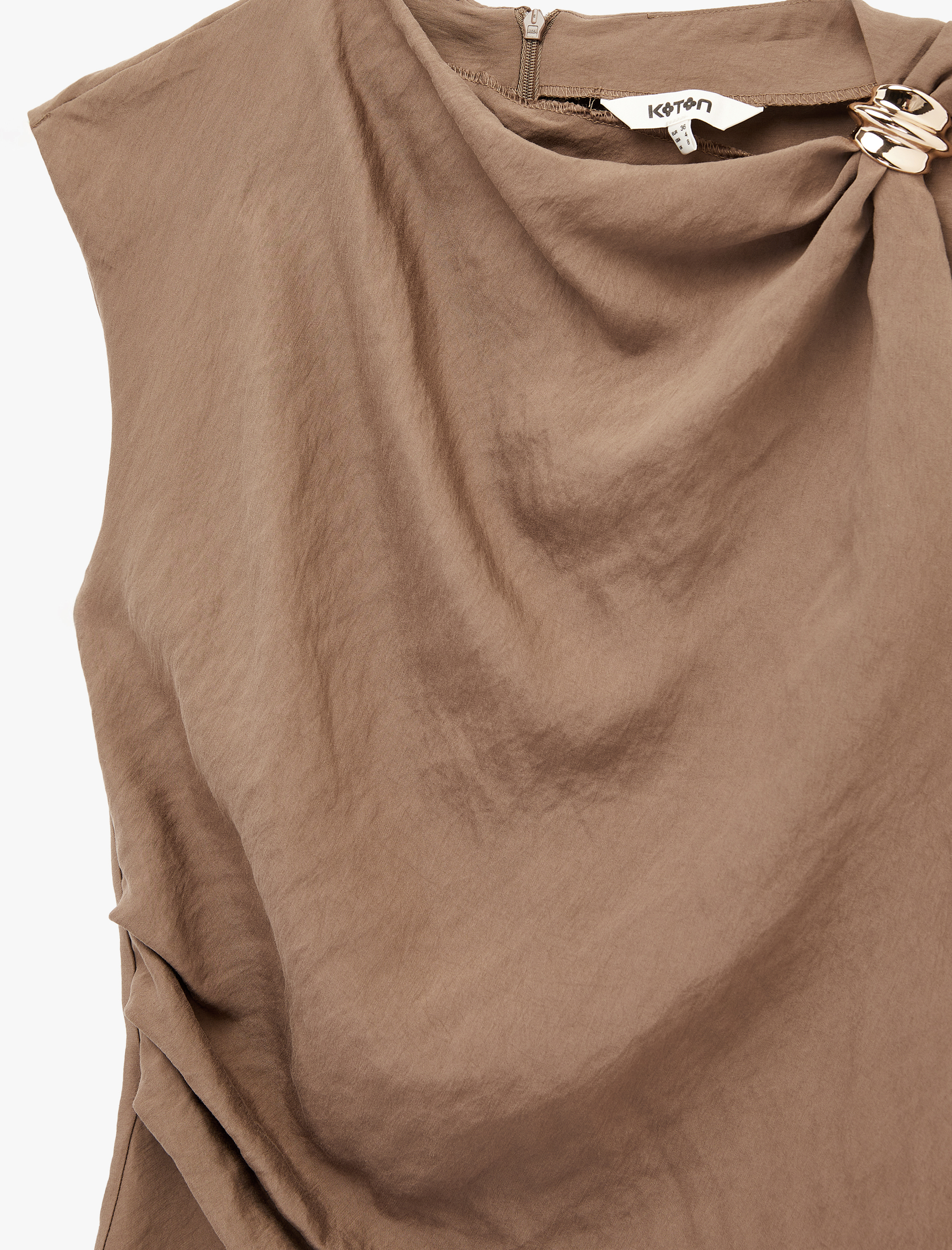   Modal Kumaş Kolsuz Kayık Yaka Aksesuar Detaylı Bluz