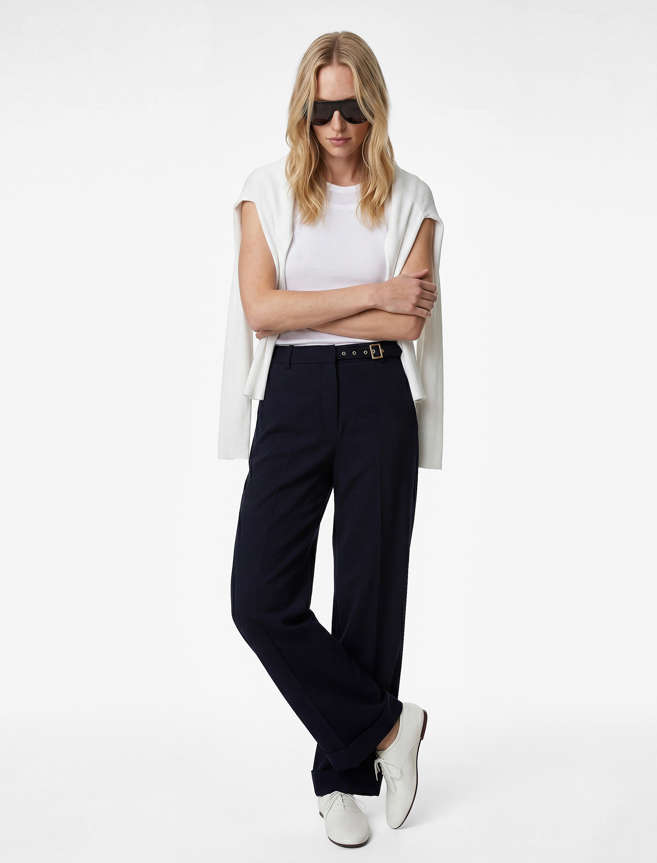 Krep Kumaş Kapak Detaylı Kemerli Geniş Paça Pantolon - Görsel 2