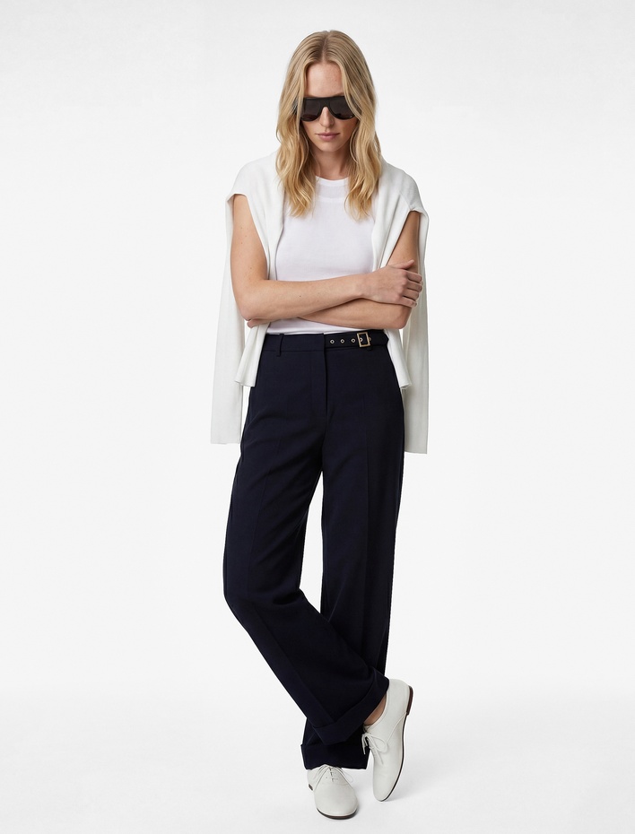  Krep Kumaş Kapak Detaylı Kemerli Geniş Paça Pantolon