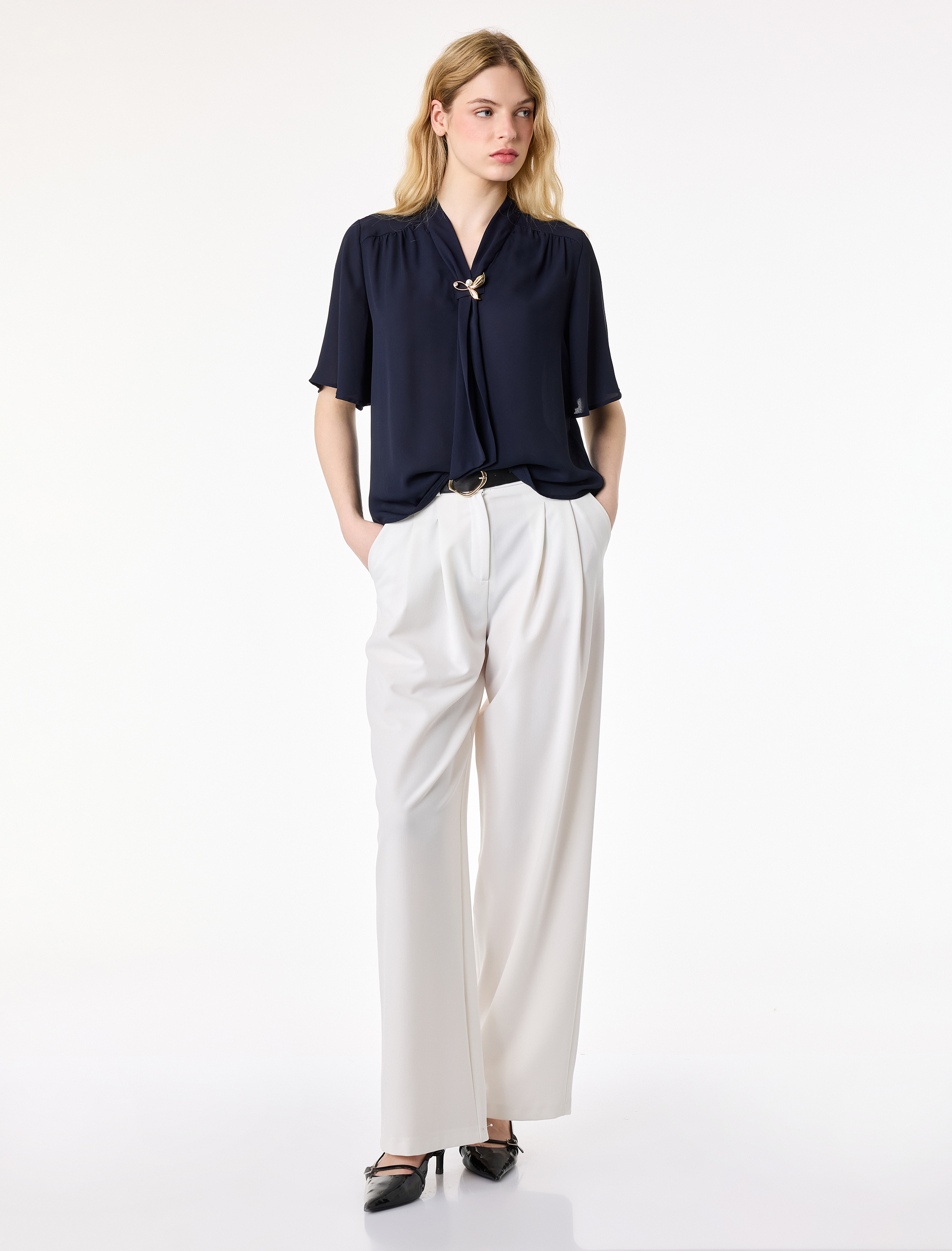   Metal Aksesuarlı Fular Yaka Kısa Kollu Bluz