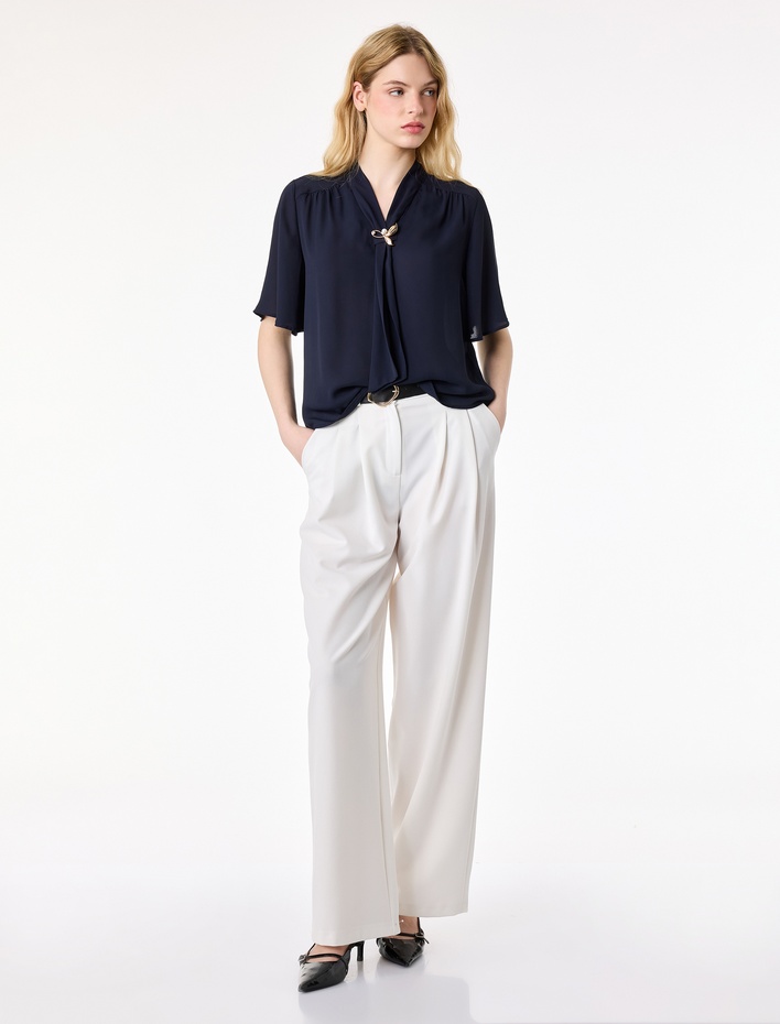  Metal Aksesuarlı Fular Yaka Kısa Kollu Bluz