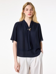 Metal Aksesuarlı Fular Yaka Kısa Kollu Bluz