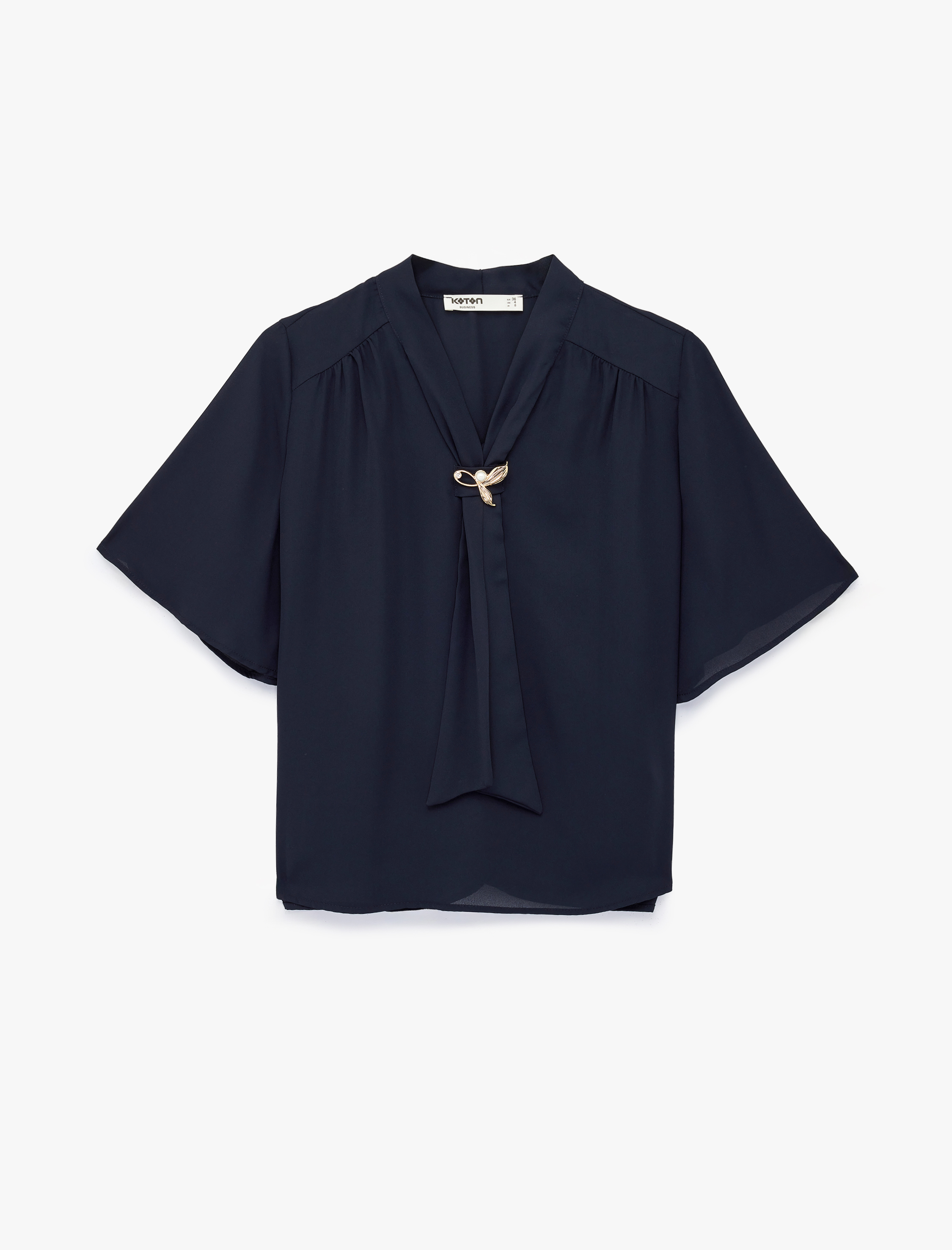   Metal Aksesuarlı Fular Yaka Kısa Kollu Bluz