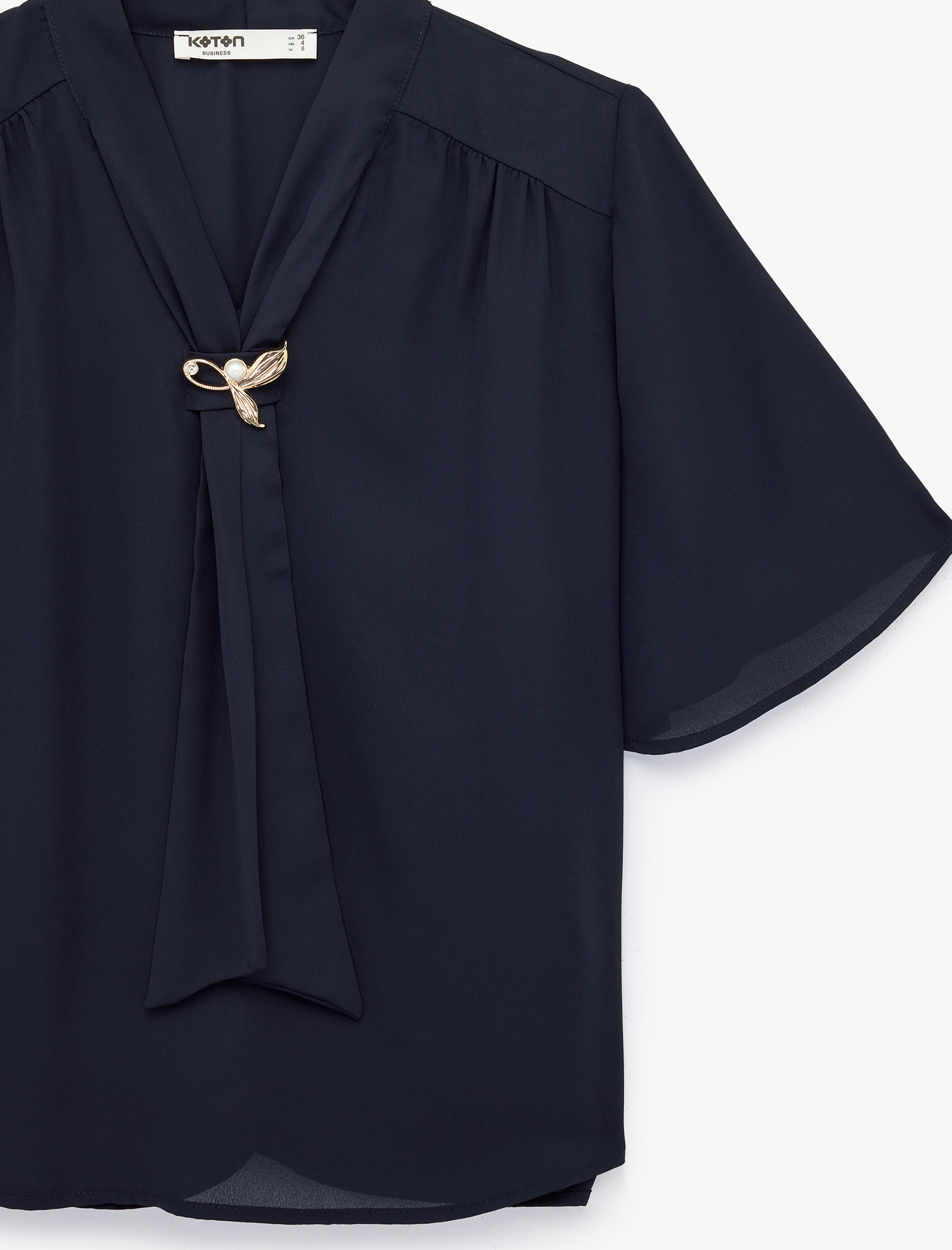   Metal Aksesuarlı Fular Yaka Kısa Kollu Bluz