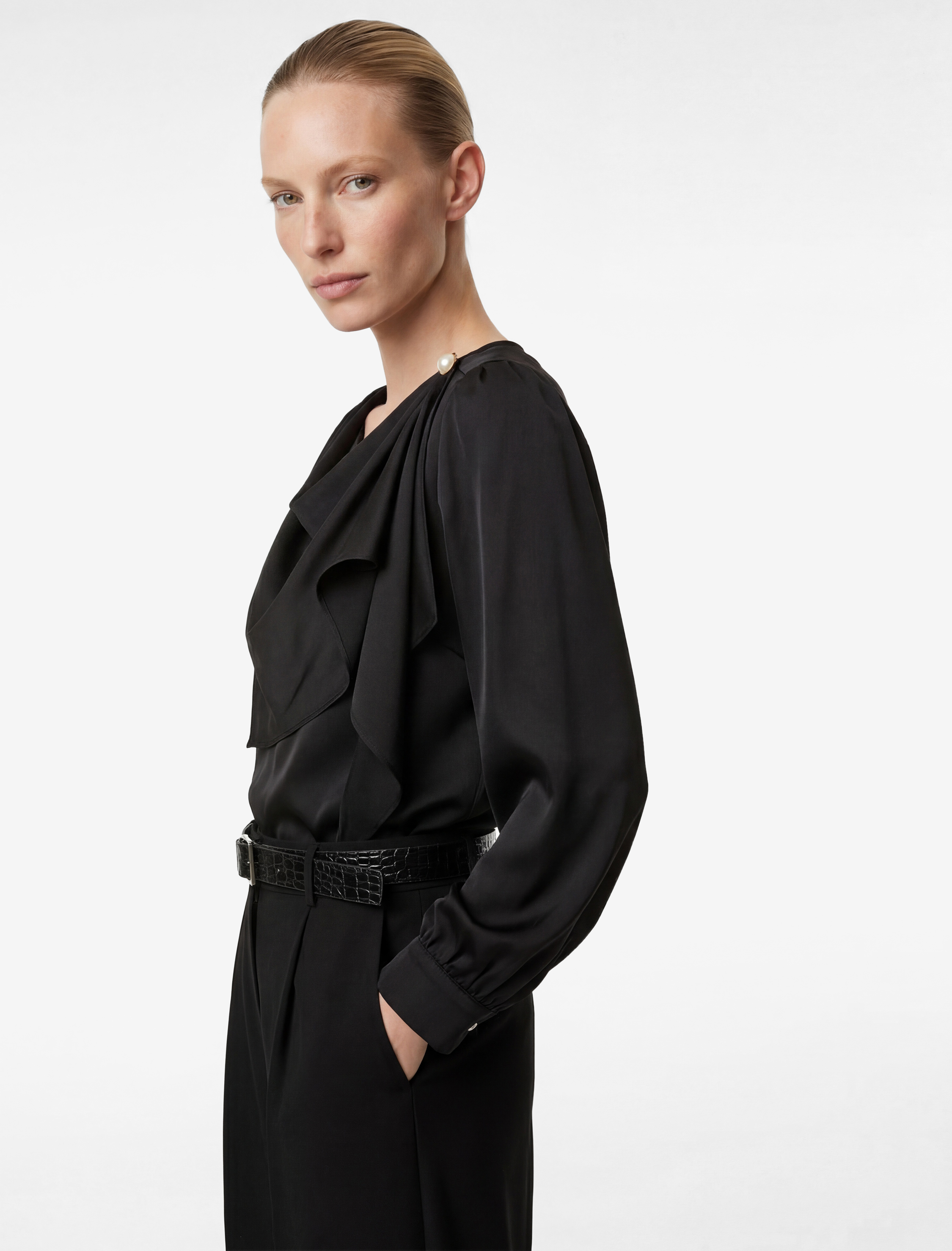   Dökümlü Şal Yaka Metal Aksesuarlı İnci Detaylı Uzun Kollu Saten Bluz