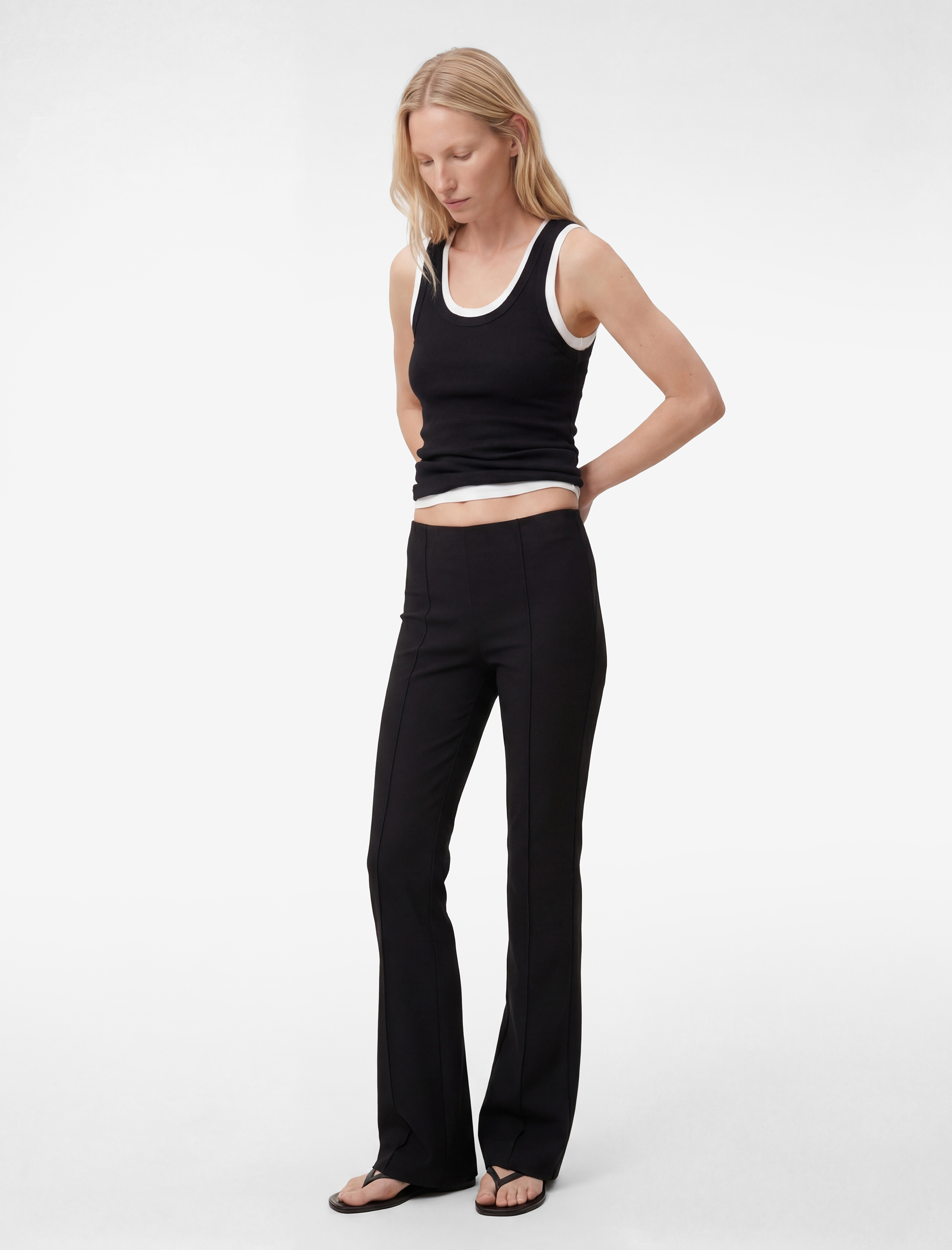   Dar Kesim Nervür Detaylı İspanyol Paça Kumaş Pantolon