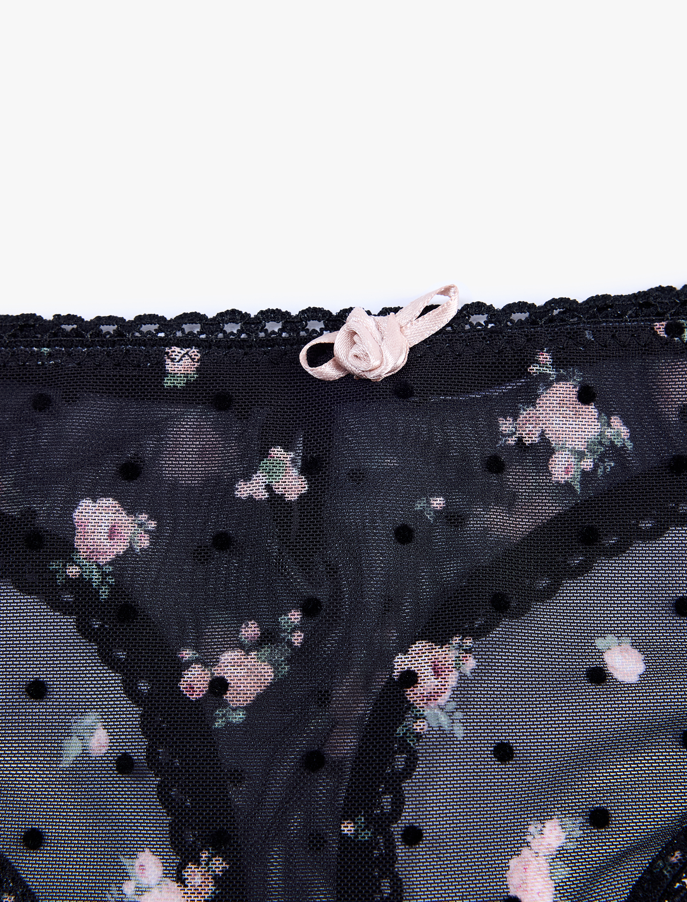   Kurdele Detaylı Çiçekli Tül String Külot