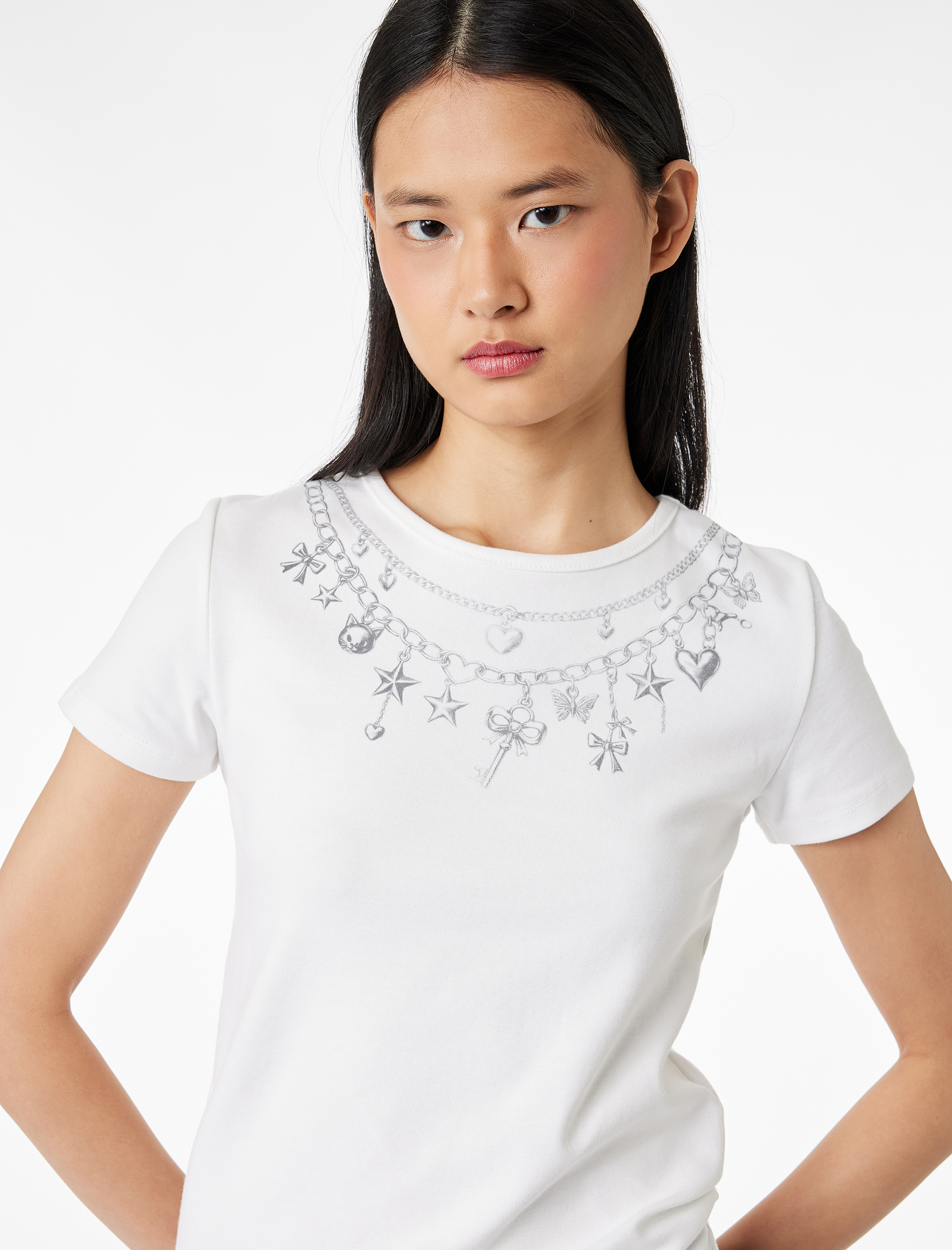   Slim Fit Pamuklu Kısa Kollu Bisiklet Yaka Fiyonk Baskılı Tişört