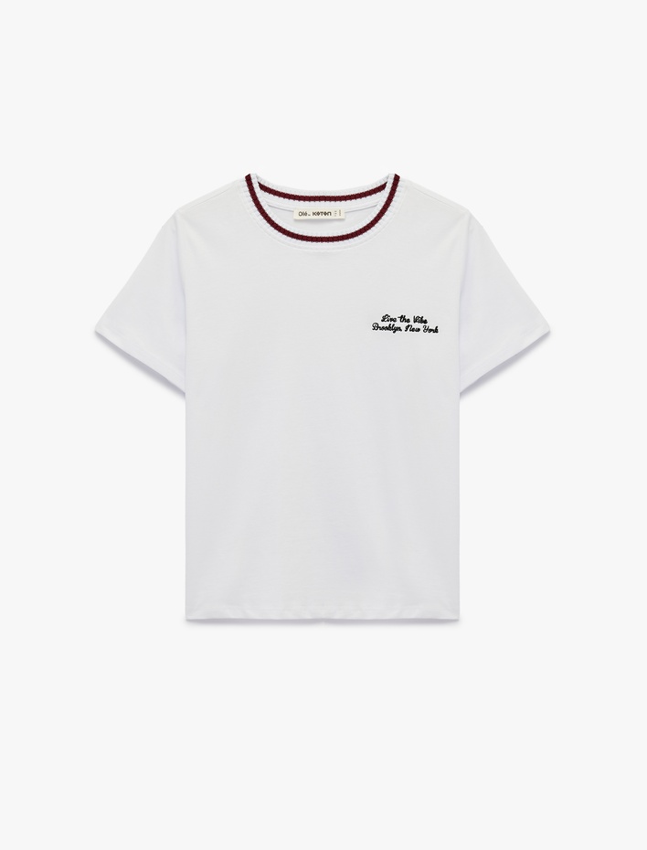  Biyeli Pamuklu Nakış Detaylı Kısa Kollu Bisiklet Yaka Tişört