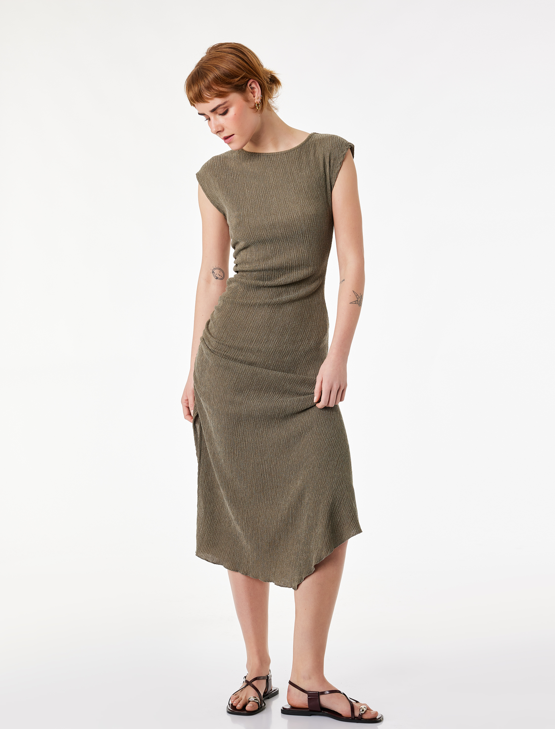   Drape Detaylı Asimetrik Kesim Bisiklet Yaka Kolsuz Midi Elbise