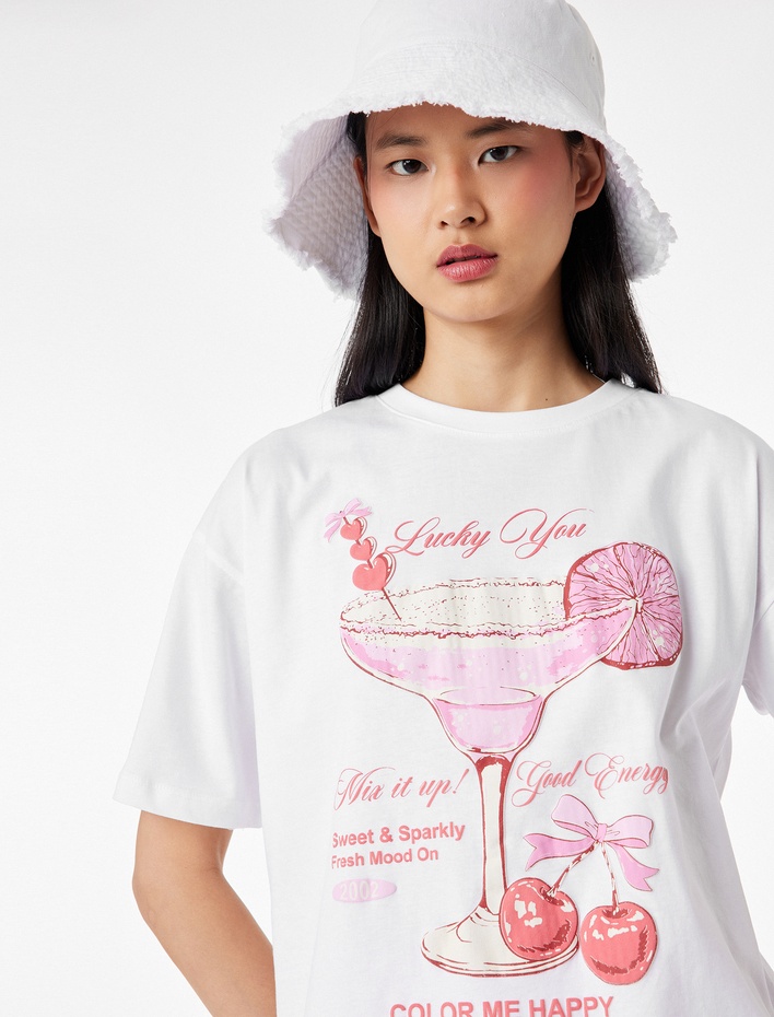  Rahat Kalıp Kısa Kollu Bisiklet Yaka Pamuklu Kiraz Baskılı Tişört