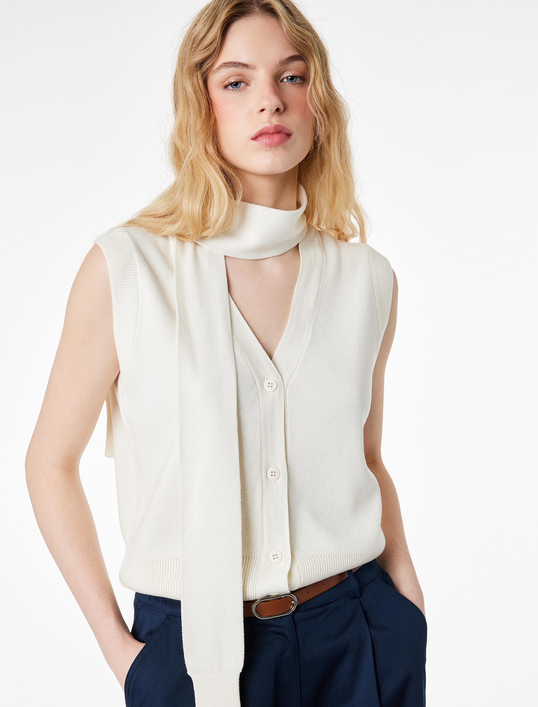   V Yaka Fular Detaylı Triko Süveter