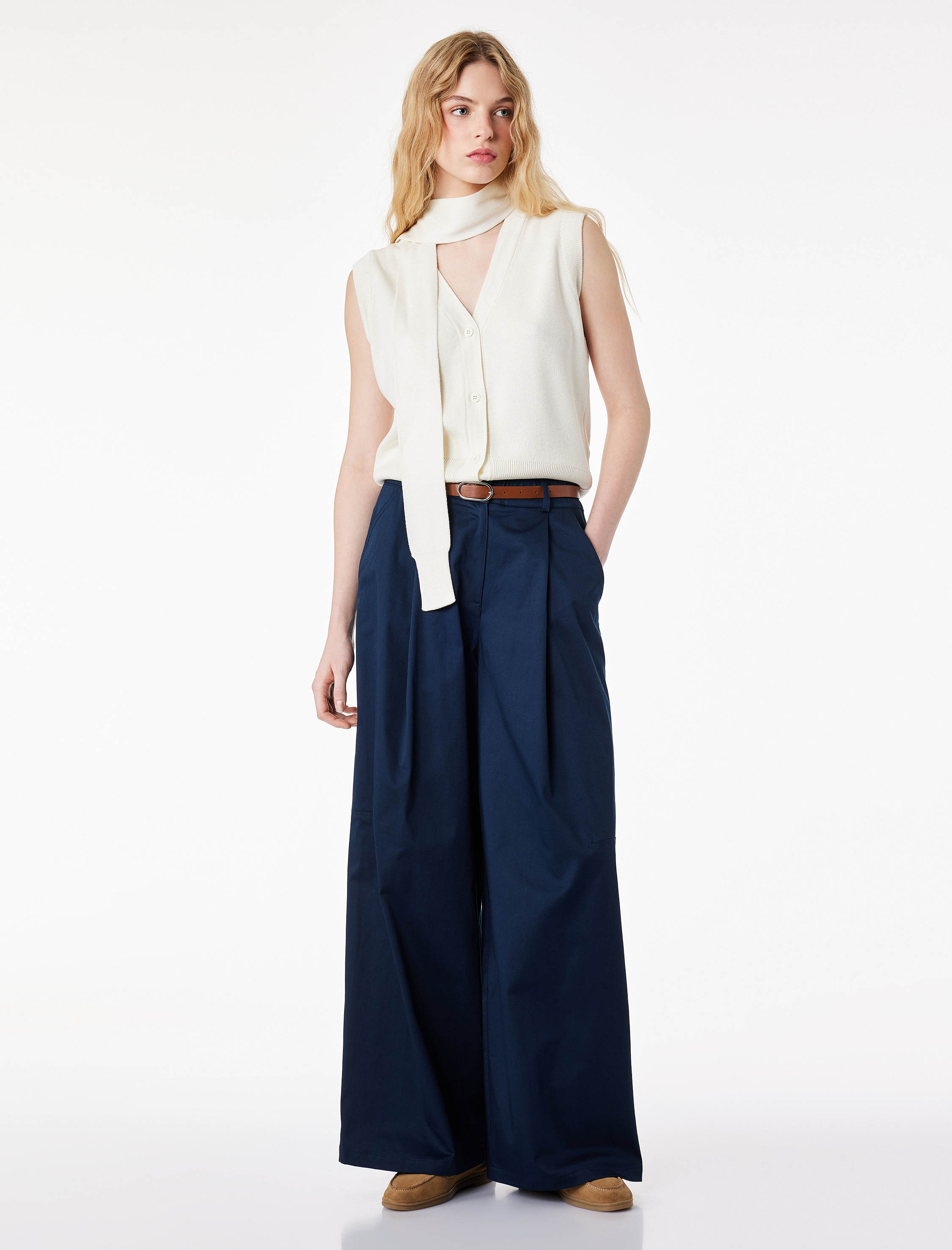   V Yaka Fular Detaylı Triko Süveter