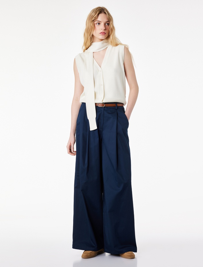  V Yaka Fular Detaylı Triko Süveter