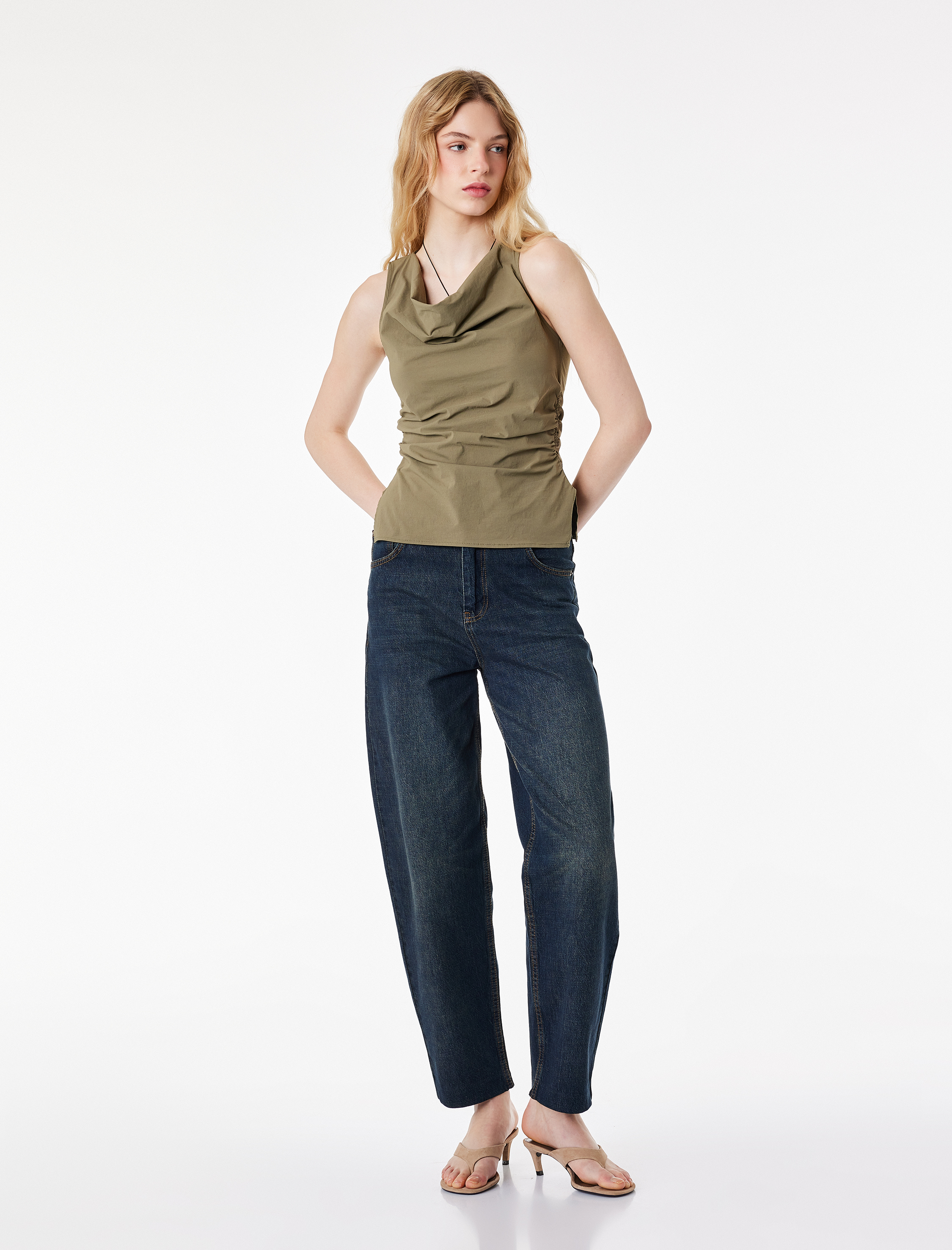 Paraşüt Kumaş Büzgülü Degaje Yaka Kolsuz Bluz - Görsel 2