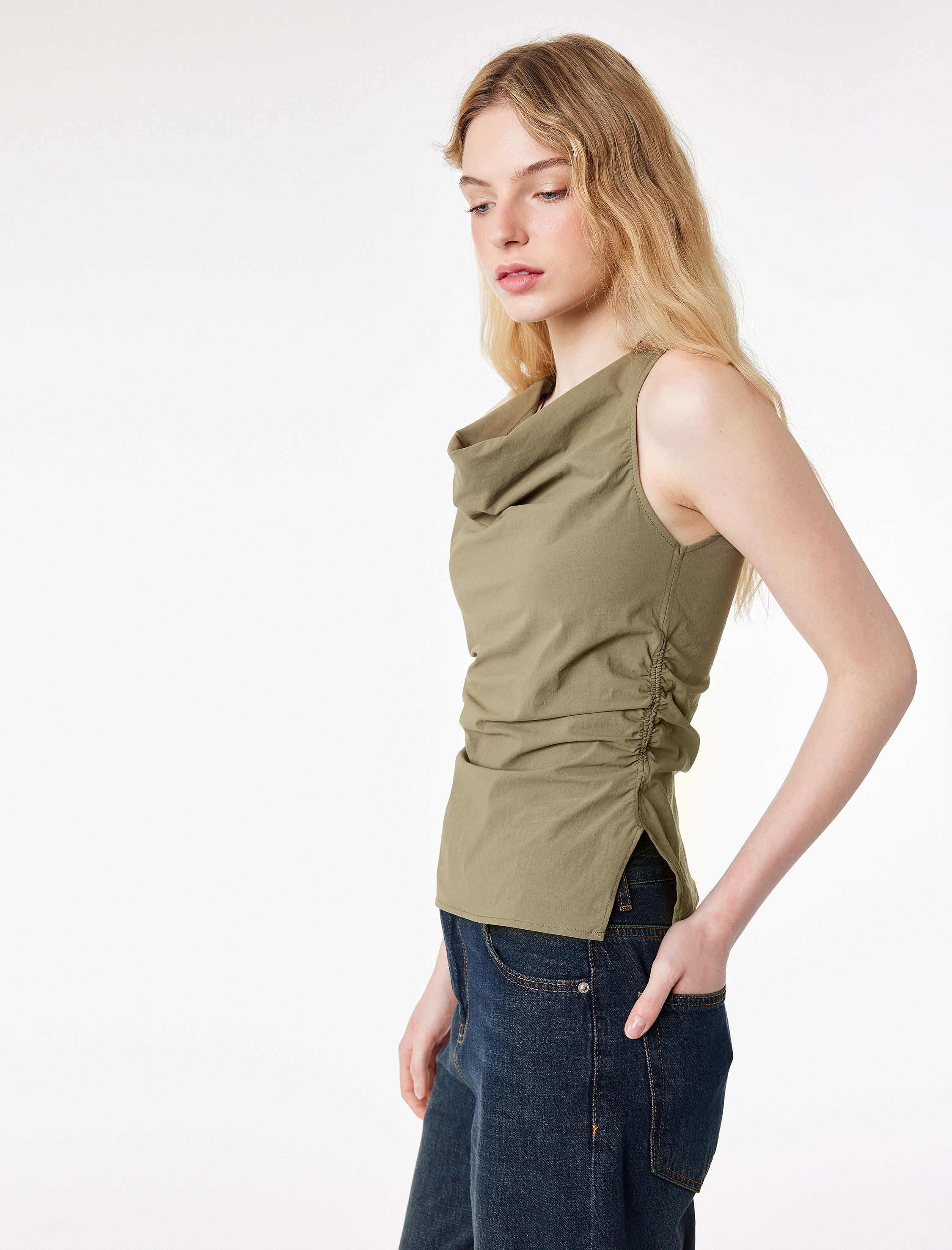 Paraşüt Kumaş Büzgülü Degaje Yaka Kolsuz Bluz - Görsel 3