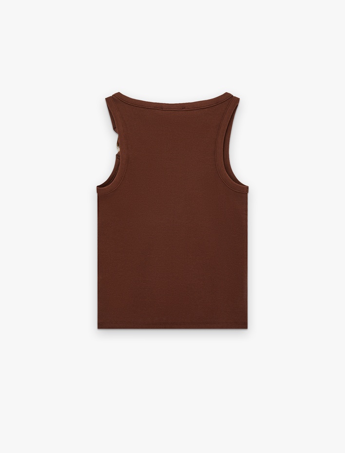  Metal Aksesuarlı Asimetrik Yaka Kolsuz Bluz