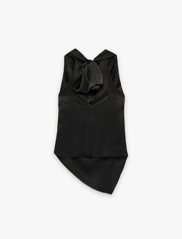  Asimetrik Kesim Kolsuz Sırtı Bağcıklı Saten Degaje Yaka Bluz