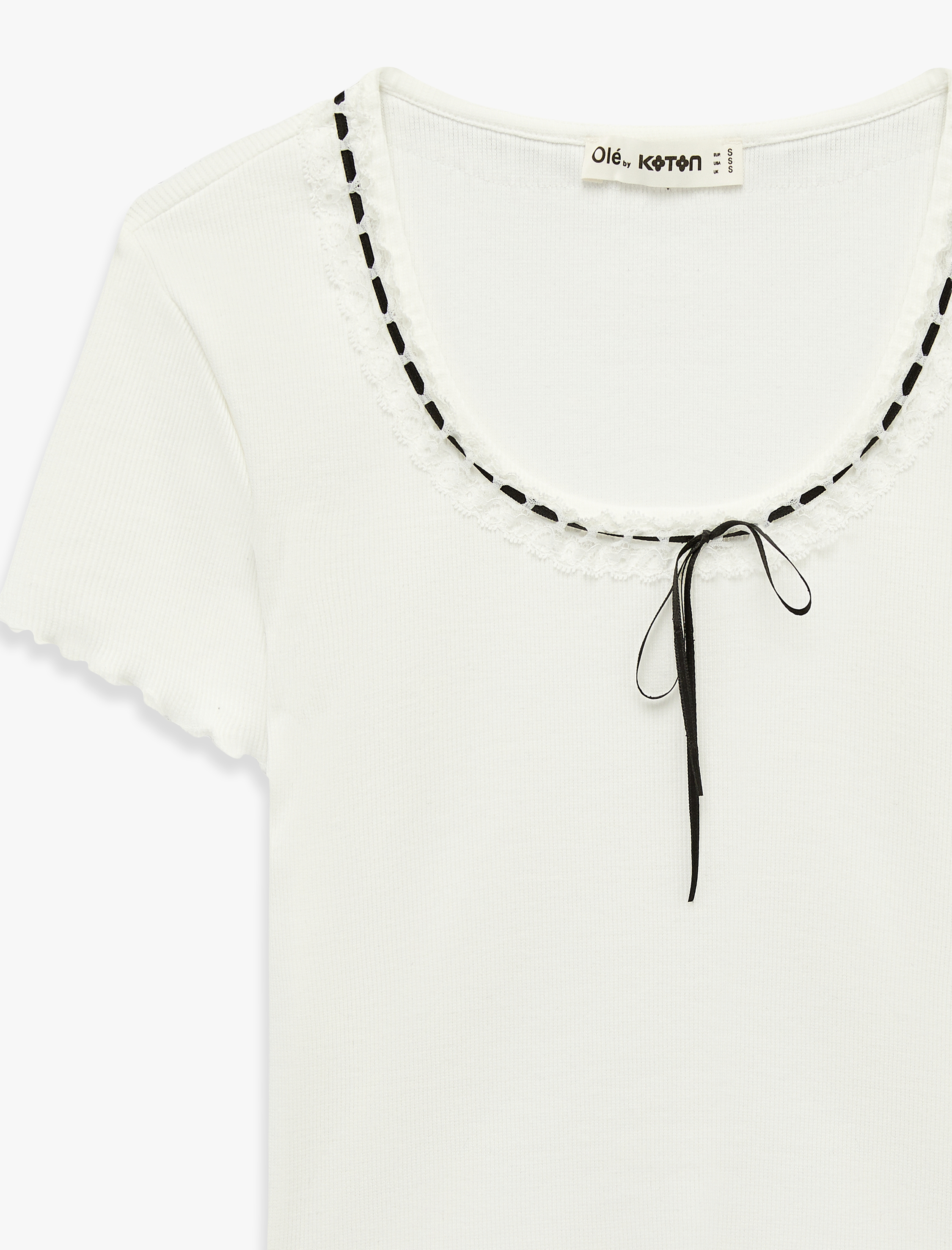   Pamuklu U Yaka Kısa Kollu Slim Fit Fiyonklu Tişört