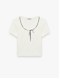 Pamuklu U Yaka Kısa Kollu Slim Fit Fiyonklu Tişört