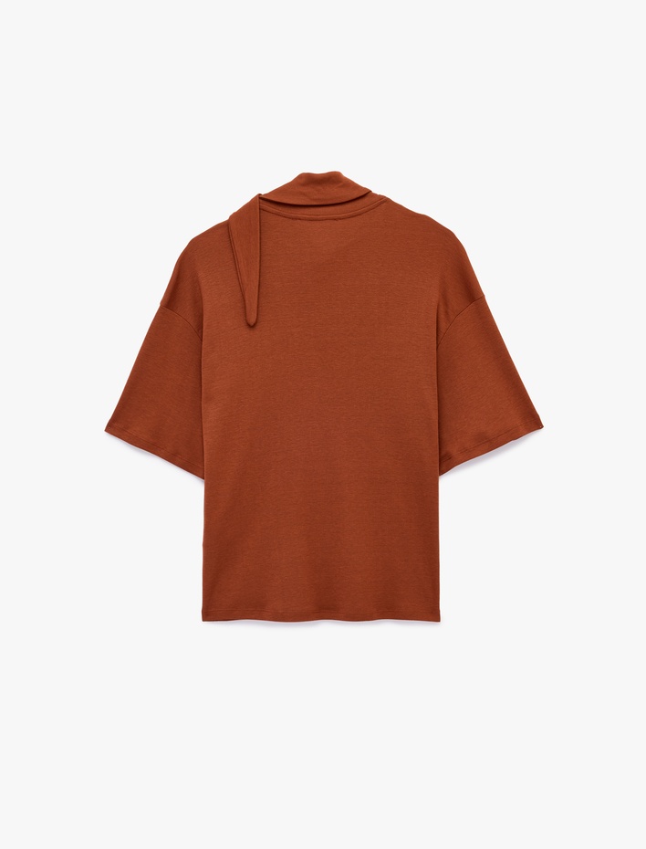  Modal Kumaş Kısa Kollu Fular Yaka Detaylı Tişört