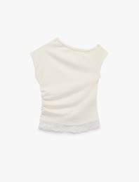 Dantel Detaylı Kısa Kollu Asimetrik Yaka Drapeli Omzu Açık Tişört