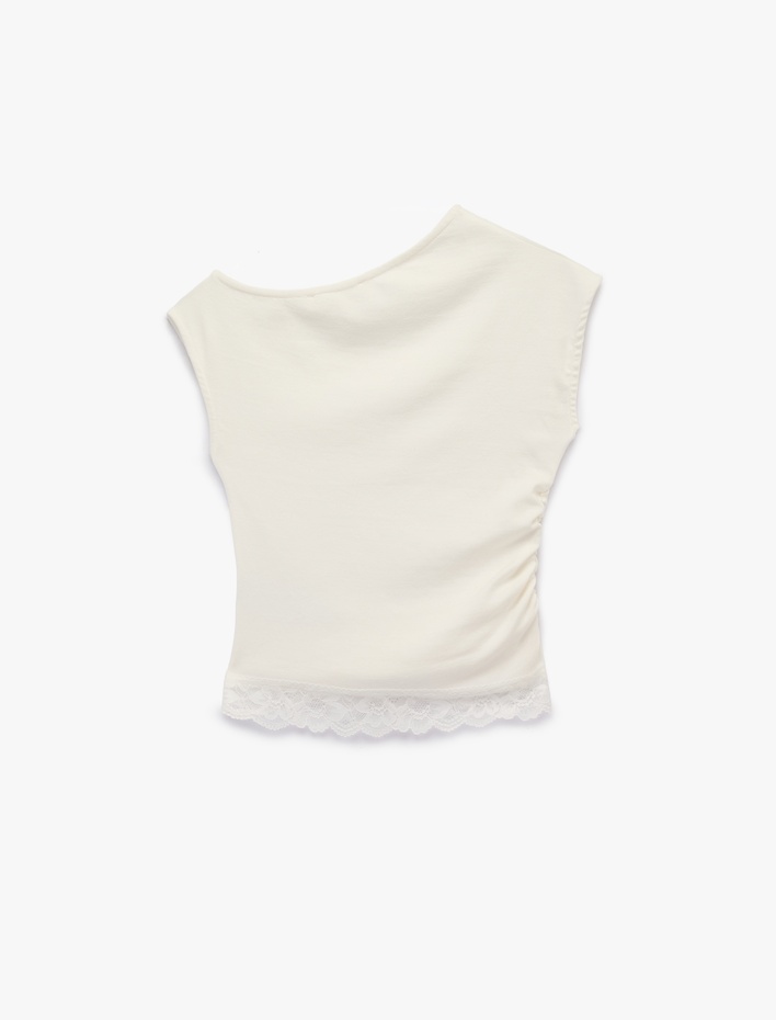  Dantel Detaylı Kısa Kollu Asimetrik Yaka Drapeli Omzu Açık Tişört