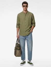 Pamuklu Regular Fit Düğme Detaylı Uzun Kollu Hakim Yaka Gömlek