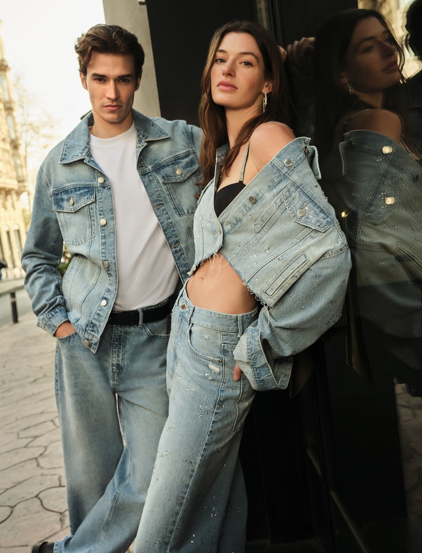 Koton Kadın Rahat Kalıp Klasik Yaka Düğmeli Cep Detaylı Taşlı Denim Ceket