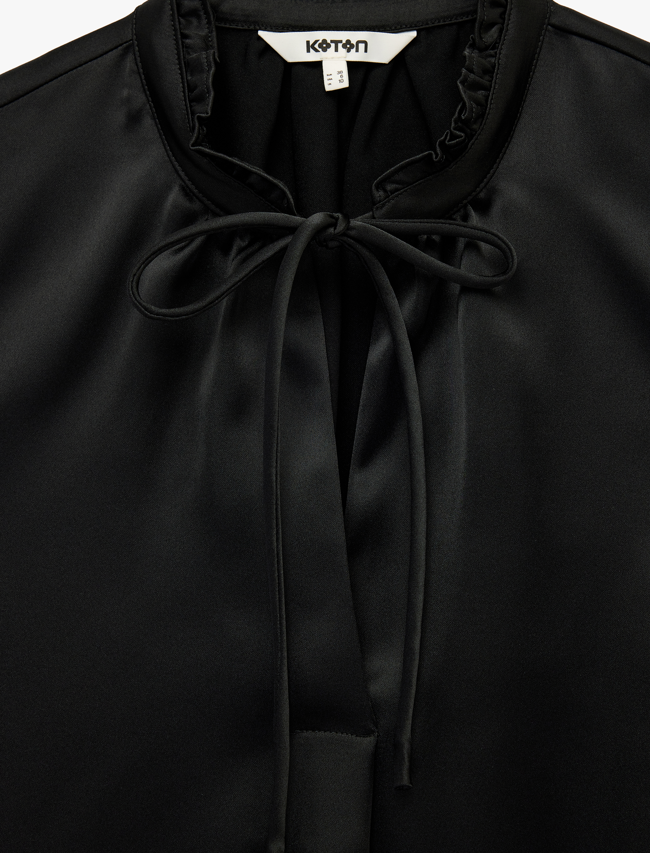   Bağlama Detaylı Fırfırlı Dik Yaka Kolsuz Saten Bluz