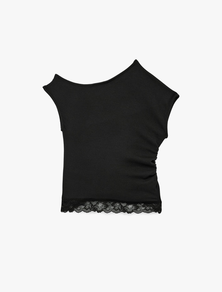  Dantel Detaylı Kısa Kollu Asimetrik Yaka Drapeli Omzu Açık Tişört