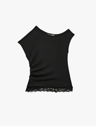 Dantel Detaylı Kısa Kollu Asimetrik Yaka Drapeli Omzu Açık Tişört